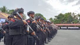 Personel Kepolisian saat mengikuti apel gabungan. (Foto: Sasagupapua.com)