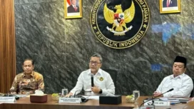 Menteri Koordinator (Menko) Bidang Pangan Zulkifli Hasan/Zulhas (tengah) didampingi Menteri Lingkungan Hidup Hanif Faisol (kiri) dan Menteri Agraria dan Tata Ruang Nusron Wahid (kanan), di Kantor Kemenko Pangan, Jakarta, Selasa (16/9/2025). ANTARA/Maria Cicilia Galuh.