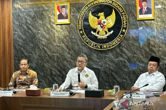 
Menteri Koordinator (Menko) Bidang Pangan Zulkifli Hasan/Zulhas (tengah) didampingi Menteri Lingkungan Hidup Hanif Faisol (kiri) dan Menteri Agraria dan Tata Ruang Nusron Wahid (kanan), di Kantor Kemenko Pangan, Jakarta, Selasa (16/9/2025). ANTARA/Maria Cicilia Galuh.