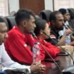 Koordinator PMB, Yosep Temorubun (baju hitam) saat menyampaikan aspirasi di ruang Rapat Gedung DPRK Mimika, Selasa (2/9/2025). Foto: istimewa