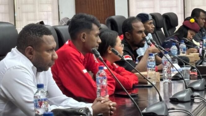 
Koordinator PMB, Yosep Temorubun (baju hitam) saat menyampaikan aspirasi di ruang Rapat Gedung DPRK Mimika, Selasa (2/9/2025). Foto: istimewa