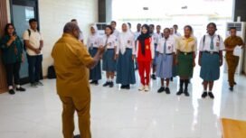 Gubernur Papua Tengah, Meki Nawipa saat menyerahkan laptop di Kantor Gubernur Papua Tengah, Selasa (2/9/2025).