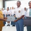 Gubernur Papua Tengah, Meki Nawipa saat menyerahkan laptop untuk Paskibraka di Kantor Gubernur Papua Tengah, Selasa (2/9/2025). Foto: Humas Pemprov Papua Tengah.