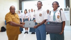 Gubernur Papua Tengah, Meki Nawipa saat menyerahkan laptop untuk Paskibraka di Kantor Gubernur Papua Tengah, Selasa (2/9/2025). Foto: Humas Pemprov Papua Tengah.