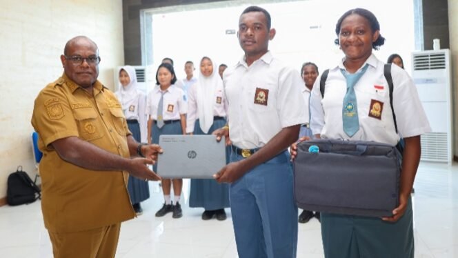 
Gubernur Papua Tengah, Meki Nawipa saat menyerahkan laptop untuk Paskibraka di Kantor Gubernur Papua Tengah, Selasa (2/9/2025). Foto: Humas Pemprov Papua Tengah. 