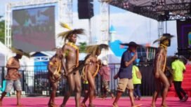 Para Pelajar Paniai saat membawakan Sendratari dalam momen FBP Papua Tengah, Jumat (5/9/2025). Foto: Edwin Rumanasen/sasagupapua