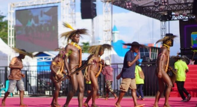 
Para Pelajar Paniai saat membawakan Sendratari dalam momen FBP Papua Tengah, Jumat (5/9/2025). Foto: Edwin Rumanasen/sasagupapua