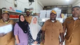 Plt. Dinas Koperasi dan UMKM Kabupaten Mimika, Samuel Yogi (dua dari kanan) dan perwakilan Toko Maros saat memberikan keterangan pers. (Foto: istimewa)