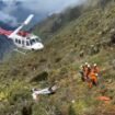 Helikopter memgantar tim penyelamat di lokasi yang terjal. (Foto: Humas SAR Timika. 