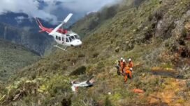Helikopter memgantar tim penyelamat di lokasi yang terjal. (Foto: Humas SAR Timika. 