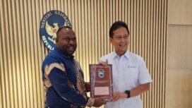 Bupati Intan Jaya, Aner Maisini saat bertemu Menteri Kesehatan di Jakarta beberapa waktu lalu. (Foto: istimewa)