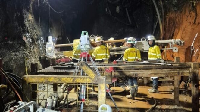 
Proses pencarian tujuh Karyawan korban longsoran lumpur basah (wetmuck) di area freeport. (Foto: Corcom Freeport Indonesia)