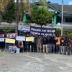 Para pegiat lingkungan saat berfoto bersama dalam aksi mimbar bebas di Halaman Kampus USTJ Jayapura, Senin (22/9/2025). (Foto: Istimewa for Sasagupapua.com)