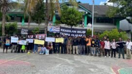 Para pegiat lingkungan saat berfoto bersama dalam aksi mimbar bebas di Halaman Kampus USTJ Jayapura, Senin (22/9/2025). (Foto: Istimewa for Sasagupapua.com)