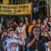 Para peserta membacakan deklarasi tersebut dalam acara Forest Defender Camp 2025 di Desa Sira, wilayah Knasaimos, Sorong Selatan, Papua Barat Daya. Greenpeace Indonesia menyelenggarakan Forest Defender Camp (FDC) kedua pada 23-26 September 2025 di hutan adat Sira, Suku Tehit, wilayah Knasaimos, Sorong Selatan, Papua Barat Daya. FDC ini diikuti oleh 89 peserta pemuda Adat Papua dari 7 wilayah adat di sekitar Pulau Papua dan delegasi Masyarakat Adat dari Cekungan Kongo, Amazon, dan Kalimantan. FDC ini menghasilkan Deklarasi Masyarakat Adat Global dari Cekungan Kongo, Amazon, Kalimantan, dan Papua. © Jurnasyanto Sukarno / Greenpeace