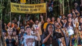 Para peserta membacakan deklarasi tersebut dalam acara Forest Defender Camp 2025 di Desa Sira, wilayah Knasaimos, Sorong Selatan, Papua Barat Daya. Greenpeace Indonesia menyelenggarakan Forest Defender Camp (FDC) kedua pada 23-26 September 2025 di hutan adat Sira, Suku Tehit, wilayah Knasaimos, Sorong Selatan, Papua Barat Daya. FDC ini diikuti oleh 89 peserta pemuda Adat Papua dari 7 wilayah adat di sekitar Pulau Papua dan delegasi Masyarakat Adat dari Cekungan Kongo, Amazon, dan Kalimantan. FDC ini menghasilkan Deklarasi Masyarakat Adat Global dari Cekungan Kongo, Amazon, Kalimantan, dan Papua. © Jurnasyanto Sukarno / Greenpeace