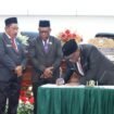 Gubernur Papua Tengah, Meki Nawipa saat menandatangani KUAPPAS. (Foto: Humas Pemprov Papua Tengah)