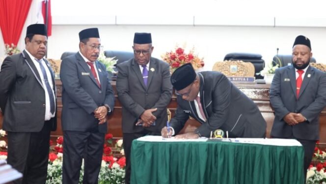 
Gubernur Papua Tengah, Meki Nawipa saat menandatangani KUAPPAS. (Foto: Humas Pemprov Papua Tengah)