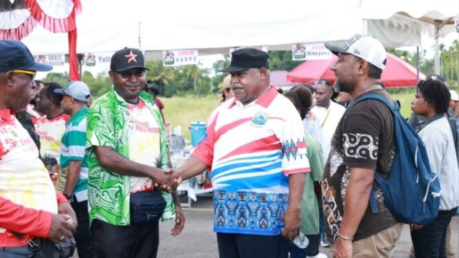 
Ketua Panitia Festival Media, Abeth You saat bersama Kadis Kominfo Papua Tengah, Ham Awibi Nawipa. (Foto: Humas Setda Provinsi Papua Tengah)