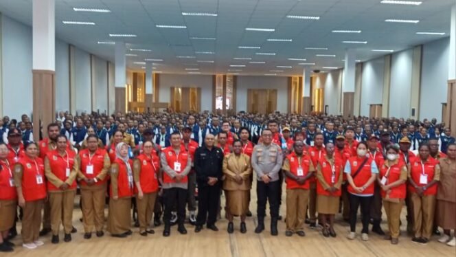 
Foto bersama para peserta pelatihan dasar CPNS formasi 2024 di lingkup Pemprov Papua Tengah. (Foto: Edwin Rumanasen)