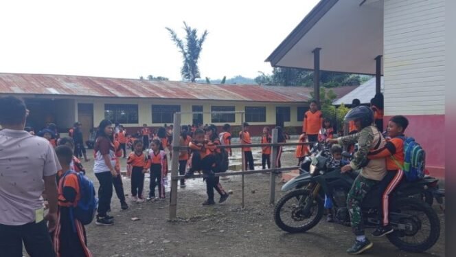 
Para siswa SD Inpres Malompo dipulangkan antisipasi situasi gempa. (Foto: Edwin Rumanasen)