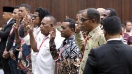 Para saksi ketika mengambil sumpah sebelum sidang. (Foto:mkri.id)