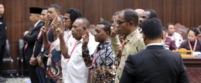 
Para saksi ketika mengambil sumpah sebelum sidang. (Foto:mkri.id)