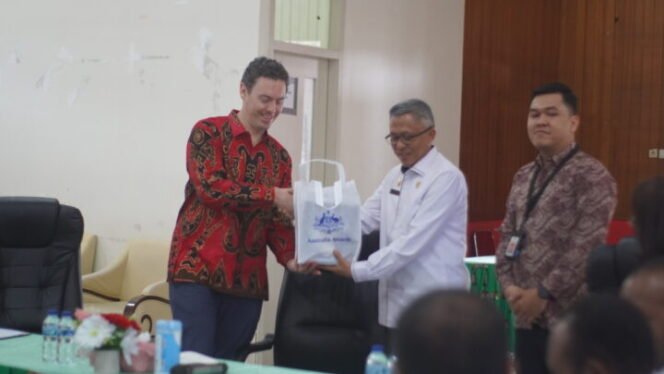 
Asisten II Setda Bidang Perekonomian dan Pembangunan, Provinsi Papua Tengah, H. Tumiran saat menerima tim Promosi Beasiswa Australia Awards. Foto: Kristin Rejang/Sasagupapua.com