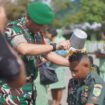 Komandan Kodim 1705/Nabire Letkol Inf. Marudut H. Simbolon saat menyiram air kembang ke salah satu prajurit yang naik pangkat pada Rabu (1/10/2025). Foto: Kristin Rejang/Sasagupapua.com
