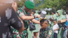 Komandan Kodim 1705/Nabire Letkol Inf. Marudut H. Simbolon saat menyiram air kembang ke salah satu prajurit yang naik pangkat pada Rabu (1/10/2025). Foto: Kristin Rejang/Sasagupapua.com