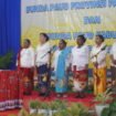 Bunda Paud Provinsi Papua Tengah, Ny. Nurhaidah Meki Nawipa saat mengukuhkan Bunda Paud Kabupaten. Foto: Kristin Rejang/Sasagupapua