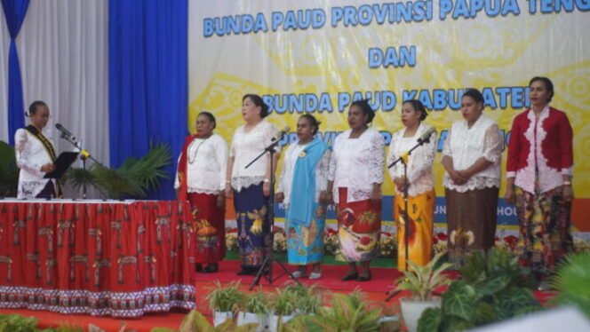 
Bunda Paud Provinsi Papua Tengah, Ny. Nurhaidah Meki Nawipa saat mengukuhkan Bunda Paud Kabupaten. Foto: Kristin Rejang/Sasagupapua