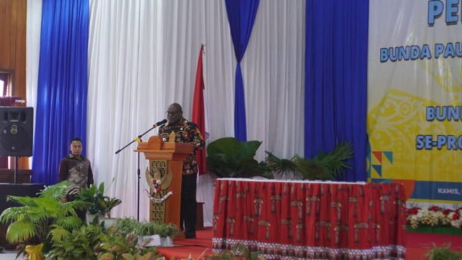 
Gubernur Papua Tengah, Meki Nawipa saat membawakan sambutan dalam momen Pengukuhan Bunda Paud Provinsi dan Kabupaten di Papua Tengah, Selasa (2/10/2025). Foto: Kristin Rejang/Sasagupapua