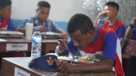 Seorang Siswa SMP Negeri 1 Nabire saat menyantap MBG hari pertama, Kamis (9/10/2025). Foto: Kristin Rejang/Sasagupapua.com)