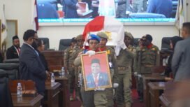 Perarakan jenazah Anggota DPRP Papua Tengah, Petrus Asso di Kantor DPRP Papua Tengah, Kamis (16/10/2025). Foto: Kristin Rejang/Sasagupapua