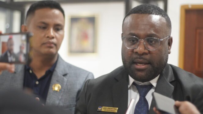 
Sekertaris Pansus Kemanusiaan DPR Papua Tengah, Anis Labene saat diwawancarai awak media Kamis (16/10/2025). Foto: Kristin Rejang/sasagupapua.com