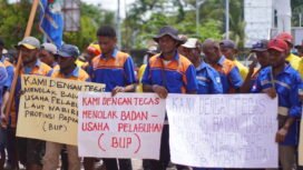 Para TKBM saat datang ke DPRPT untuk menyampaikan aspirasi. (Foto: Kristin Rejang/Sasagupapua)