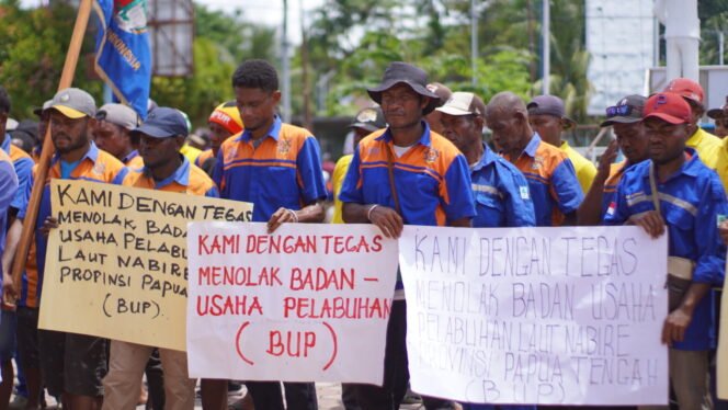 
Para TKBM saat datang ke DPRPT untuk menyampaikan aspirasi. (Foto: Kristin Rejang/Sasagupapua)