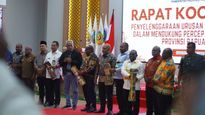 
Suasana pembukaan Rapat Koordinasi Penyelenggaraan Urusan Pemerintahan Umum dalam Mendukung Percepatan Pembangunan Provinsi Papua Tengah, Kamis (30/10/2025). Foto: Kristin Rejang/Sasagupapua.com