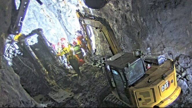 
Tim Tanggap Darurat PT Freeport
Indonesia (PTFI) pada hari ini, Minggu, 5
Oktober 2025, telah menemukan dan
mengevakuasi 3 (tiga) jenazah rekan kerja
dari lokasi insiden luncuran material basah
di Tambang Bawah Tanah Grasberg Block
Cave (GBC). Foto: Corporate Communications Freeport