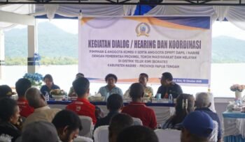 Suasana kegiatan DPRP Papua Tengah Komisi II saat mendengar aspirasi dari nelayan di Distrik Kimi. (Foto: Istimewa)