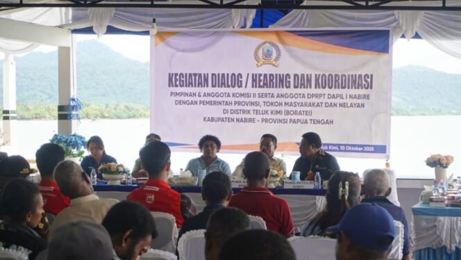 
Suasana kegiatan DPRP Papua Tengah Komisi II saat mendengar aspirasi dari nelayan di Distrik Kimi. (Foto: Istimewa)