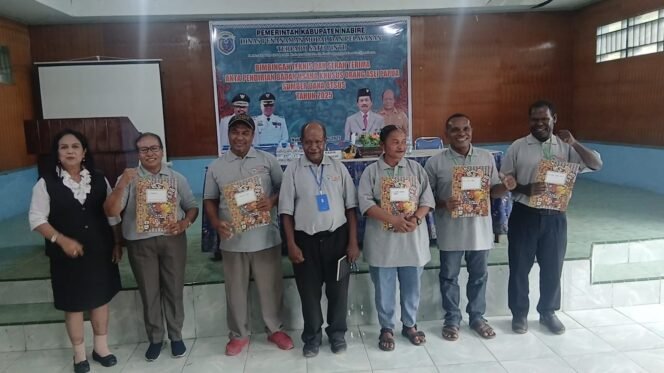 
Pengusaha OAP dapat Akta Pendirian Badan Usaha oleh Pemkab Nabire. (Foto: Istimewa)