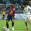 Ramai Rumakiek saat berduel dengan pemain Deltras dalam lanjutan pekan -5 Pegadaian Liga 2 musim (2025/2026). Foto: Media Officer Persipura 