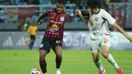 Ramai Rumakiek saat berduel dengan pemain Deltras dalam lanjutan pekan -5 Pegadaian Liga 2 musim (2025/2026). Foto: Media Officer Persipura 
