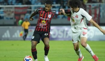 Ramai Rumakiek saat berduel dengan pemain Deltras dalam lanjutan pekan -5 Pegadaian Liga 2 musim (2025/2026). Foto: Media Officer Persipura 