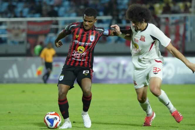 Ramai Rumakiek saat berduel dengan pemain Deltras dalam lanjutan pekan -5 Pegadaian Liga 2 musim (2025/2026). Foto: Media Officer Persipura