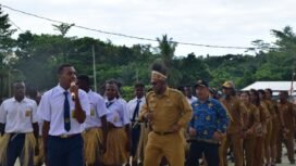 Kepala Distrik Mimika Barat Jauh, Ever Kukuareyau saat berseka bersama para pegawai dan siswa-siswi Distrik MBJ dalam momen peringatan Hari Sumpah Pemuda. Foto: Istimea