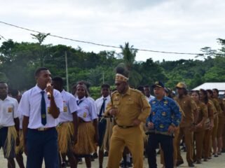 Kepala Distrik Mimika Barat Jauh, Ever Kukuareyau saat berseka bersama para pegawai dan siswa-siswi Distrik MBJ. Foto: Dok Sasagupapua.com