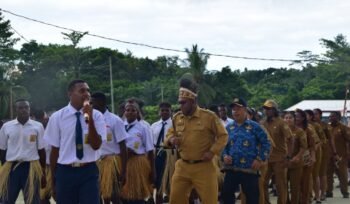 Kepala Distrik Mimika Barat Jauh, Ever Kukuareyau saat berseka bersama para pegawai dan siswa-siswi Distrik MBJ. Foto: Dok Sasagupapua.com